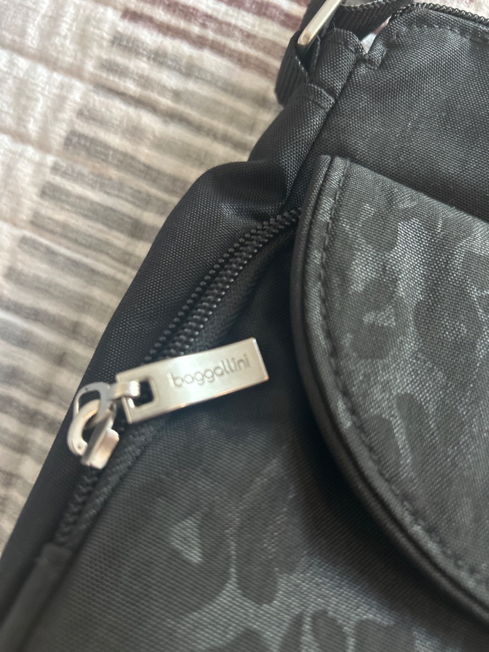 Baggalini crossbody - Picture 3 of 6